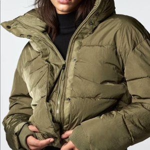 ZARA CROPPED GREEN PUFFER SIZE M/L